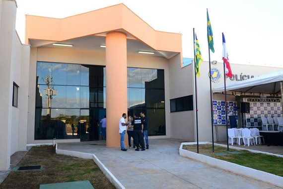 As obras de construção ou reforma e ampliação de três Núcleos Regionais da Polícia Técnico-Científica (PTC) nos municípios de Catalão, Goianésia e Rio Verde estão previstas no pacote de obras do Programa Goiás na Frente, do Governo de Goiás; os orçamentos estão estimados em R$ 10,5 milhões do Tesouro Estadual, conforme consta no Plano de Investimentos da Secretaria de Segurança Pública e Administração Penitenciária (SSPAP); programa prevê investimento de R$ 9 bilhões para os próximos dois anos no estado