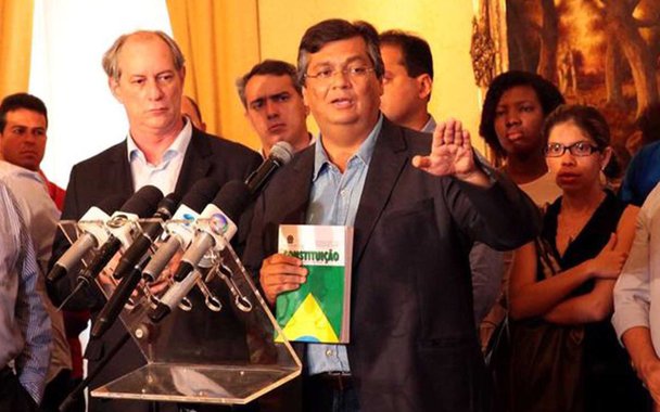 Vice-presidente do PDT e pré-candidato a presidente da Republica, Ciro Gomes (PDT) está em São Luís para cumprir uma agenda ao lado do governador Flávio Dino (PCdoB); ciro e Dino participam de mesa redonda na Assembleia Legislativa que encerra a Semana do Economista; em seguida, se deslocam até o Centro, mais precisamente na Casa do Maranhão, para a abertura do XVI Congresso Nacional da Juventude do PDT