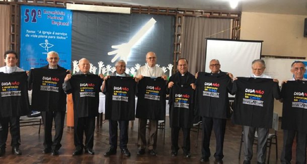 Inspirados pelo profetismo do criador da CNBB, dom Helder Camara, os bispos que compõem o Regional NE2 da CNBB, formado pelas províncias eclesiásticas de Pernambuco, Alagoas, Paraíba e Rio Grande do Norte expressaram seu posicionamento contrário à privatização da Companhia Hidro Elétrica do São Francisco (Chesf); reunidos na cidade paraibana de Lagoa Seca, para participar da 52ª Assembleia Pastoral do Regional NE2 da CNBB, os bispos e arcebispos presentes ao encontro entendem que a privatização da Chesf causará um grande impacto, afetando especialmente as populações ribeirinhas, agricultores familiares e ao meio-ambiente