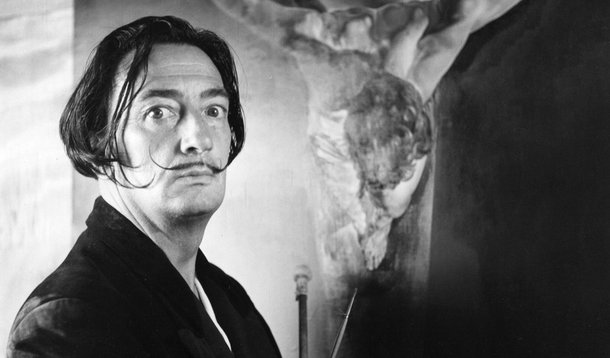  Nesta segunda-feira (26), um juiz de Madri ordenou a exumação dos restos mortais do pintor espanhol para verificar se ele era o pai de uma mulher que hoje vive na Catalunha, a mesma região onde ele nasceu; vinte e oito anos depois da morte do grande mestre, Maria Pilar Abel, uma habitante da cidade de Girona, na Catalunha, apresentou um pedido para ser reconhecida como filha do artista. Mundialmente célébre, Dalí era originário da mesma região, no nordeste da Espanha. Ele está enterrado na sua cidade natal, Figueras