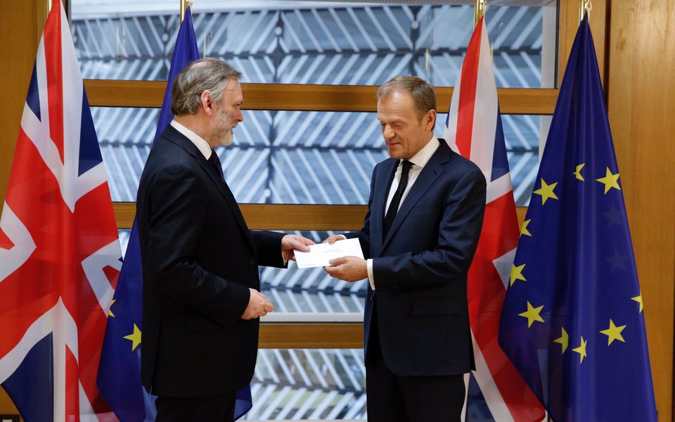 União Europeia recebeu nesta quarta-feira, 29, a carta de Londres que inicia o processo de desligamento do Reino Unido do bloco europeu, anunciou o Conselho através de sua conta no Twitter; primeira-ministra britânica, Theresa May, confirmou no parlamento que o Reino Unido invocou o Artigo 50 do Tratado de Lisboa, que dá início às negociações para a saída do país da União Europeia