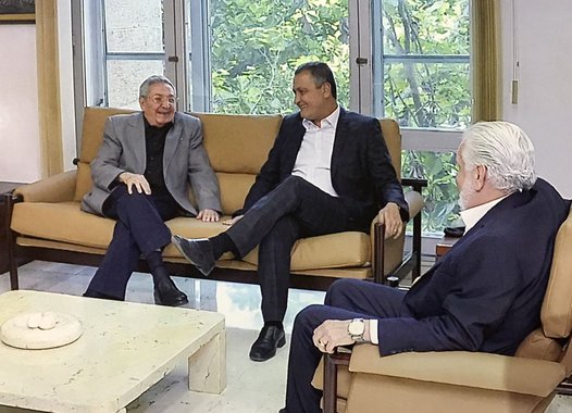 O governador Rui Costa se reuniu com o presidente de Cuba, Raul Castro, após participar da 35ª edição da Feira Internacional de Havana, nesta segunda-feira (30); acompanhado pelo secretário de Desenvolvimento Econômico do Estado, Jaques Wagner, Rui destacou o potencial de Cuba, sobretudo nas áreas de saúde e educação; "Aos 86 anos, Raul Castro tem um espírito jovem e uma inteligência memorável. O que era para ser um encontro de 30 minutos durou 2 horas. Independente de posição política, eu acredito que o país tem muito a ensinar ao mundo sobre o direito à educação", disse Rui