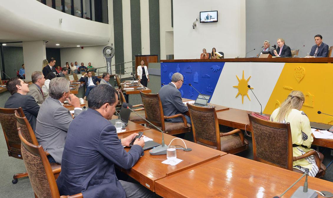 O presidente da Comissão de Finanças e Orçamento da Assembleia Legislativa do Tocantins, deputado José Bonifácio (PR), deverá propor o aumento da verba aos poderes – casos do Legislativo, Judiciário, Ministério Público, Defensoria, entre outros - em 4,5% para repor o índice da inflação; justificativa do parlamentar é que existem condições de absorver essas despesas porque um Estado que “lança ponte de mais de R$ 100 milhões, que pega empréstimo de mais de R$ 600 milhões tem que ter possibilidade de repor ao menos a inflação”