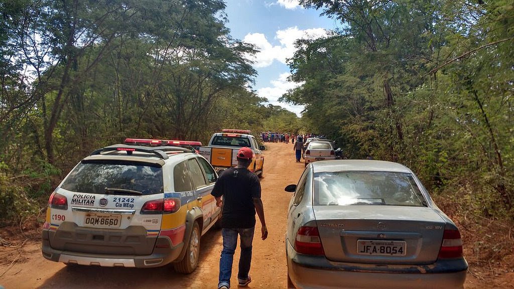 Integrantes do acampamento Alvimar Ribeiro foram recebidos a tiros por pistoleiros na sede da Fazenda Norte América, em Capitão Eneias-MG, neste domingo; os militantes do MST se dirigiam para uma reunião, por volta de 7h30 da manhã, chamada pelo administrador da Fazenda, quando foram surpreendidos por vários jagunços;  feridos relataram que o próprio latifundiário estava dirigindo sua Hilux enquanto os pistoleiros atiravam continuamente de cima da carroceria