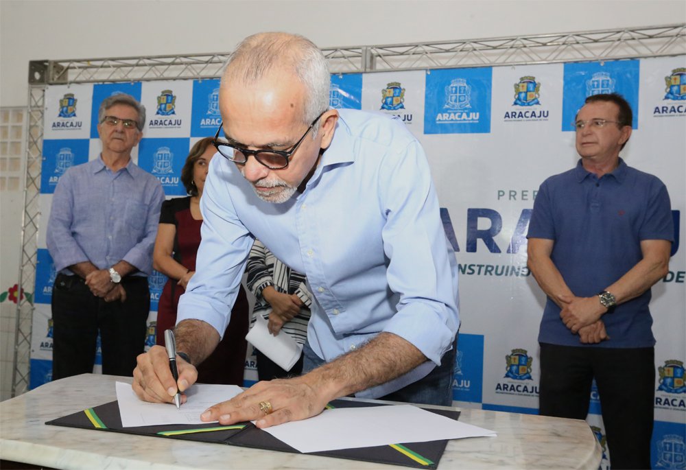 O prefeito de Aracaju, Edvaldo Nogueira (PCdoB) amplia para 53 escolas o programa que monitora as condições de saúde dos alunos municipais da capital sergipana; numa parceria entre as secretarias de Educação e Saúde, o programa medirá níveis de vacinação, obesidade infantil, saúde bucal e auditiva e terá ações para promover alimentação saudável, dentre outras iniciativas de saúde