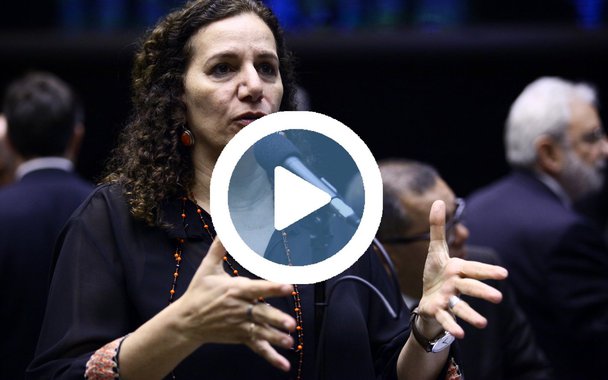 Deputada federal Jandira Feghali (PCdoB-RJ) fez um discurso duro contra o pacote de privatizações do governo Temer; "Eles querem vender o sistema elétrico brasileiro pelo mesmo valor que fizeram de renúncia ao latifúndio, aos donos de terra, a compra de votos neste plenário e renúncias fiscais que fizeram neste período de um ano", destacou; ela também criticou os parlamentares que assistiam a um jogo de futebol no plenário enquanto ela discursava; "Aqui vocês debatem o Brasil de costas, vendo jogo de futebol lá atrás. Enquanto arrebentam com o destino da população"; assista