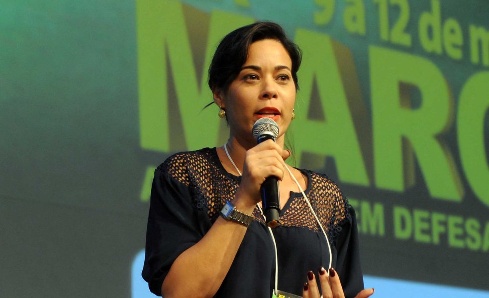 Empossada ontem (17) na presidência da Fundação Luís Eduardo Magalhães (FLEM), a ex-presidente da União dos Municípios da Bahia, Maria Quitéria (PSB), confirmou que deve ser candidata a deputada estadual nas eleições de 2018; "(Estamos) caminhando para isso. Vamos somar os desafios, com um grupo de trabalho. Já tenho o apoio do atual presidente da UPB (Eures Ribeiro, prefeito de Bom Jesus da Lapa), e de alguns prefeitos que estão aí se colocando para a minha eleição de 2018. Se tudo der certo, serei candidata a deputada estadual", disse Quitéria, que foi prefeita de Cardeal da Silva por dois mandatos consecutivos