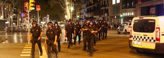 
Os recentes ataques terroristas praticados na Catalunha não irão afetar o plano da região de realizar um referendo sobre sua independência da Espanha, afirmou o presidente da região, Carles Puigdemont; segundo ele, os ataques terroristas não devem ser confundidos com as questões "prioritárias" do público catalão, como o voto sobre a independência; em Barcelona e Cambrils, terroristas usaram carros para atacar multidões, deixando um saldo de 15 mortos e mais de 130 pessoas feridas
