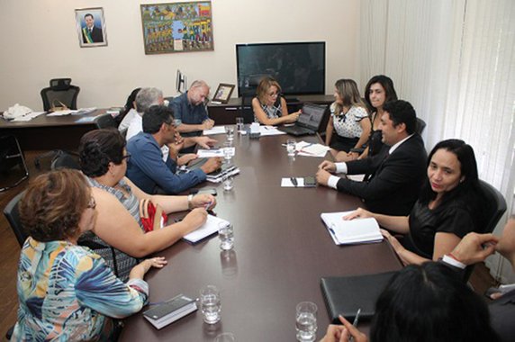 O governo de Goiás informou que, por meio da Secretaria de Educação, Cultura e Esporte (Seduce), investirá R$ 222.353.440,00 até 2019 para ampliar em mais de 45 mil vagas o atendimento em creches e na pré-escola; o valor será aplicado dentro do Programa Primeiros Passos – Educação Infantil, braço do Goiás Mais Competitivo e Inovador (GMCI); a educação de crianças de 0 a 5 anos, embora não seja uma competência do Estado, compõe a carteira de projetos do GMCI por se tratar de um assunto de extrema relevância, visto que um Estado competitivo prioriza e dá importância à educação pública como um todo