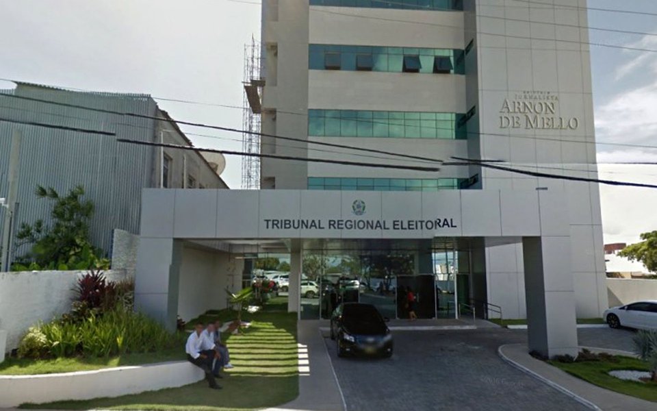 O Pleno do Tribunal Regional Eleitoral de Alagoas (TRE/AL) manteve a sentença que cassou os mandatos eletivos de Edson Mateus da Silva e José Ailton do Nascimento, prefeito e vice do município de Santa Luzia do Norte; com a decisão unânime, será dada posse ao Presidente da Câmara até que ocorram novas eleições; investigação que derrubou os dois baseou-se em três fatos: realização de contratação irregular de servidores públicos, oferecimento de transporte gratuito de empresa de turismo e custeio de curso de formação de condutores