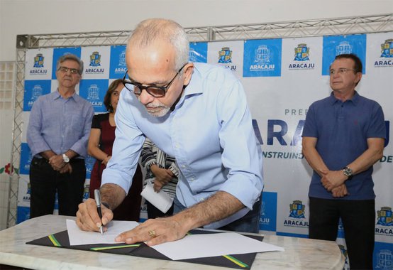 O prefeito de Aracaju, Edvaldo Nogueira (PCdoB) amplia para 53 escolas o programa que monitora as condições de saúde dos alunos municipais da capital sergipana; numa parceria entre as secretarias de Educação e Saúde, o programa medirá níveis de vacinação, obesidade infantil, saúde bucal e auditiva e terá ações para promover alimentação saudável, dentre outras iniciativas de saúde