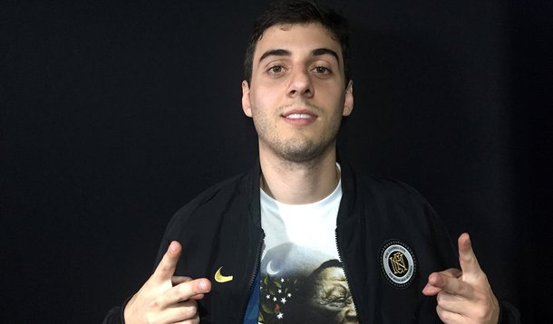 "O rap moldou minhas consciência social. Quando eu escutava Racionais era como conhecer a história do Brasil que não é relatada nos livros da escola, narrada pelos próprios personagens", disse o artista em entrevista à TV 247; as palavras ganham mais força por conta da origem social de Brazza, um branco de classe média alta; "Quando ouvi rap pela primeira vez minha ficha caiu. As letras, com histórias de conflitos sociais e raciais, me aproximaram de uma realidade que um garoto da minha origem jamais teria contato. A minha forma de agradecer a tudo isso é fazendo também rap, é entrando junto na luta junto com os caras. Sou a favor de todos os programas que tenham como objetivo diminuir as diferenças entre brancos e negros, entre ricos e pobres", defende; assista