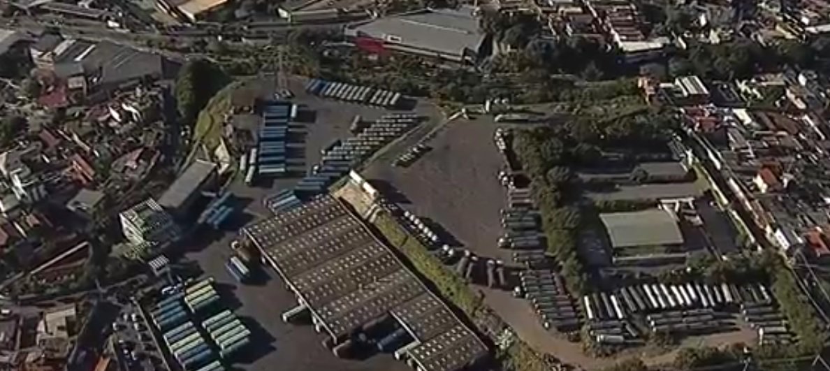 Trabalhadores de uma empresa de ônibus pararam as atividades em Belo Horizonte; de acordo com o Sindicato dos Trabalhadores em Transportes Rodoviários de Belo Horizonte e Região Metropolitana (STTR-BH), os funcionários reclamam de uma mudança no tíquete-alimentação da Empresa de Transporte e Trânsito de Belo Horizonte (BHTrans); foto: garagem da empresa