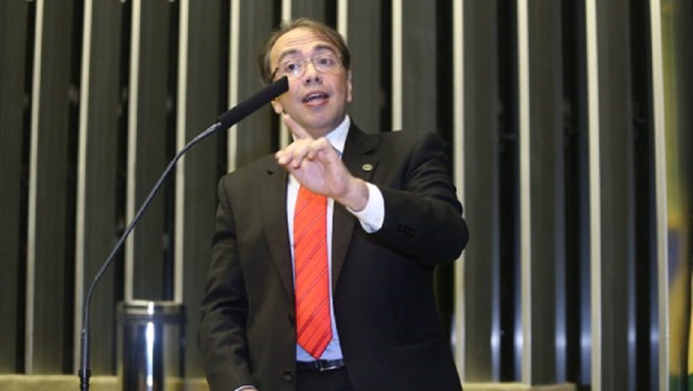 O goiano Eduardo Machado, presidente afastado do PHS, se vê mais uma vez em polêmica; ele teria usado R$ 486 mil do Fundo Partidário para comprar os três carros que usa, inclusive para ir à sua fazenda; a empresa da qual ele comprou a caminhonete e os dois sedãs de luxo tem como sócios a mãe e quatro tios de Machado; Eduardo Machado já havia virado notícia nacional neste mês; reportagem do Bom Dia, Brasil mostrou que ele usou dinheiro público do Fundo Partidário para contratar uma banda de rock para animar uma festa do partido, além de seis barris de chope