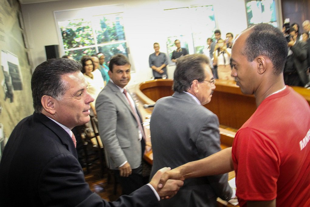 “Estamos acertando mais uma vez com nossa política de relações exteriores. Uma política que é respeitosa, inclusiva e que gera oportunidades”, afirmou hoje o governador Marconi Perillo ao empossar os 25 membros do Comitê de Políticas Públicas para Migração e assinar decreto de criação do Comitê de Políticas para População em Situação de Rua do Estado, em solenidade no Palácio das Esmeraldas; os titulares são representantes das secretarias estaduais, universidades, Ministério Público, Fórum Empresarial e outras instituições civis