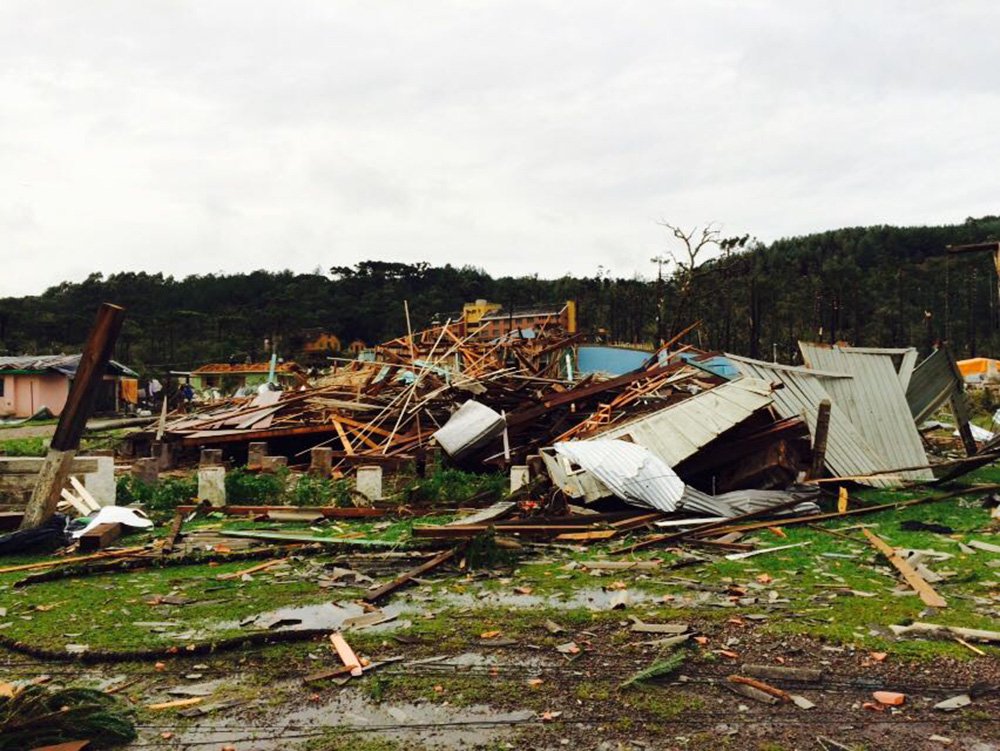 Quatro pessoas morreram (em Caraá, Caxias do Sul, Jaboticaba e Liberato Salzano) vítimas das adversidades climáticas dos últimos dias no estado; até o momento são 73 os municípios em estado de emergência e 159 os atingidos pelas chuvas, cheias dos rios e ventos fortes
