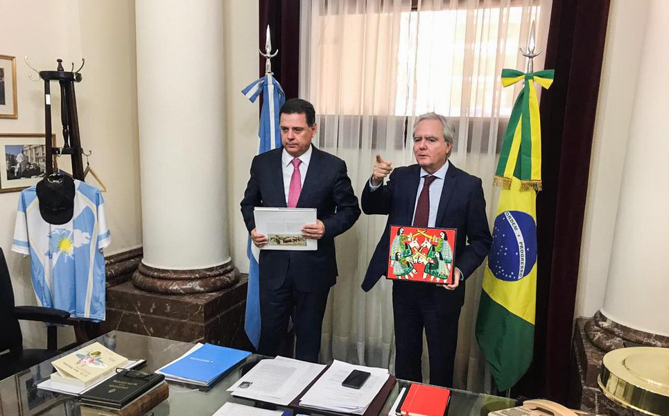 Na intensa agenda da missão comercial ao Cone Sul, o governador Marconi Perillo foi recebido nesta terça-feira (12), em Buenos Aires, pelo presidente do Senado da Argentina, Francisco Pinedo; Pinedo e Marconi fizeram uma avaliação do momento político e econômico vivido pelos países sulamericanos e os esforços de seus países para garantir a retomada do crescimento; governador falou sobre as medidas adotadas em Goiás para a superação dos efeitos da crise econômica brasileira e fez um relato sobre as oportunidades de negócios entre empresários argentinos e goianos