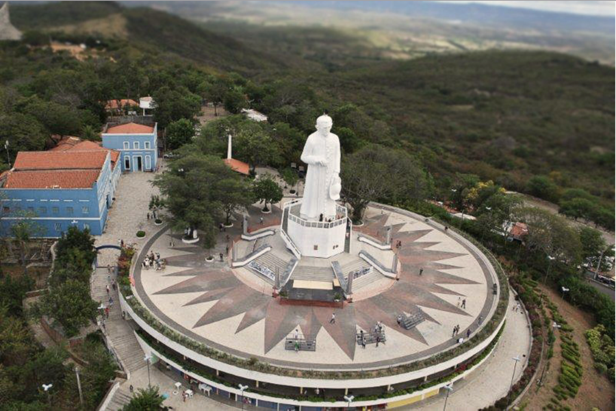 A primeira audiência pública para debater como será conduzido o processo de santificação de Padre Cícero ocorre na segunda (17), na Câmara de Vereadores de Juazeiro do Norte. O encontro pretende ouvir moradores, romeiros e romeiras, autoridades, igreja e gestores públicos, entre outros. "Queremos dar voz ao povo e a todos para construir um processo de beatificação pautado na transparência e no desejo das pessoas", adianta a deputada Fernanda Pessoa (PR), idealizadora da Frente, que é mediadora do processo