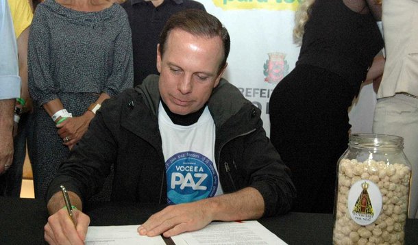 O prefeito de São Paulo, João Doria Júnior, do PSDB, conseguiu se autodestruir nas redes sociais; os motivos são sua proposta de ração humana para pobres e estudantes de escolas públicas, a defesa da portaria do trabalho escravo e o apoio a Michel Temer