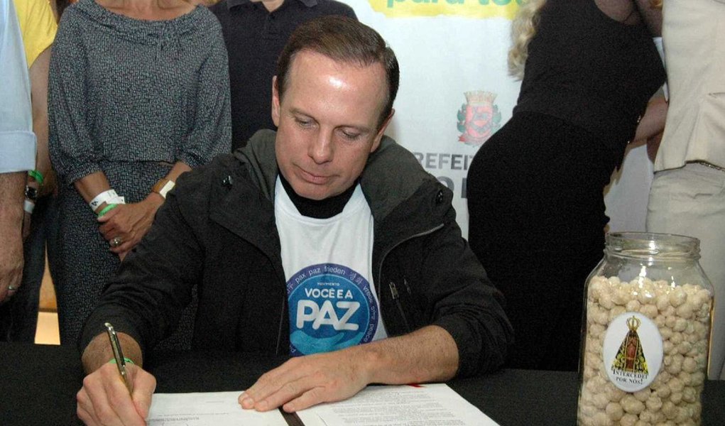 O prefeito de São Paulo, João Doria Júnior, do PSDB, conseguiu se autodestruir nas redes sociais; os motivos são sua proposta de ração humana para pobres e estudantes de escolas públicas, a defesa da portaria do trabalho escravo e o apoio a Michel Temer