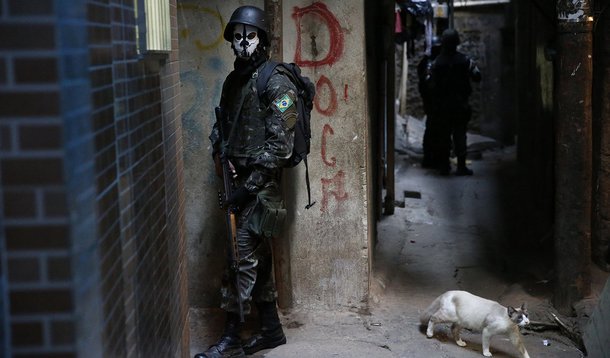 As buscas das tropas federais pelo traficante Rogério 157 tem incomodado os moradores da comunidade da Rocinha, que denunciam os abusos durante revistas, maus-tratos, desacatos e até arrombamentos de portas; a União Pró-Melhoramentos dos Moradores da Rocinha (UPMMR) convocou para esta terça-feira (26) uma reunião na quadra esportiva da localidade para debater o assunto