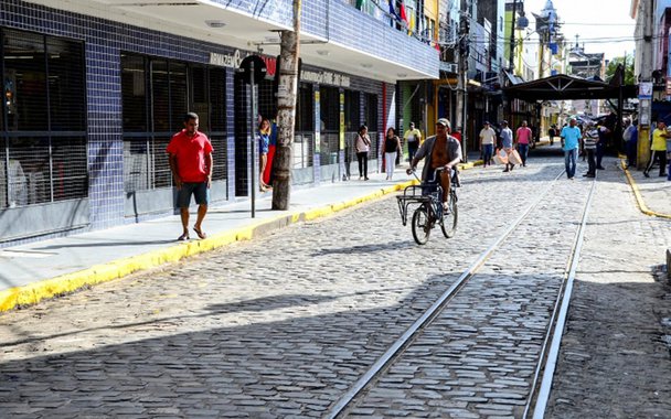 2018 deverá ser um ano de crescimento para economia pernambucana e nacional, segundo avaliação da Ceplan Consultoria Econômica e Planejamento; para o economista Jorge Jatobá.; esempenho das indústrias naval, automotiva, petroquímica, petróleo e gás, e o crescimento do setor de serviços deverá impulsionar a economia pernambucana no próximo ano, que deverá crescer 1,7%.; apesar disso, ele destaca que os maiores serão o reaquecimento do setor da construção civil e a redução do desemprego, que chegou a 18,8% no segundo trimestre do ano