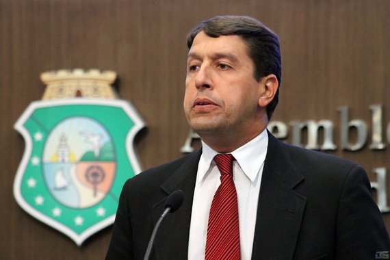 O deputado estadual Gony Arruda (PSD) defendeu nesta sexta (6), na Assembleia Legislativa, seu projeto de lei que autoriza a comercialização de bebidas alcoólicas nos estádios de futebol. Para o parlamentar, a proibição é fruto do preconceito e provoca a queda de arrecadação. Gony explicou que a venda será limitada a duas unidades por vez, por pessoa o que seria melhor do que vendas clandestinas e sem fiscalização 
