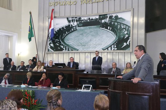 A Assembleia Legislativa aprovou projeto de lei que dispõe sobre o estatuto dos policiais militares de Alagoas e aumenta a idade limite para entrar na PM; o ingresso no cargo de soldado passou para 35 anos, cadete agora é de 40 anos e para oficial médico 45 anos de idade; a aposentadoria compulsória será de 60 anos para as mulheres e 65 anos para os homens