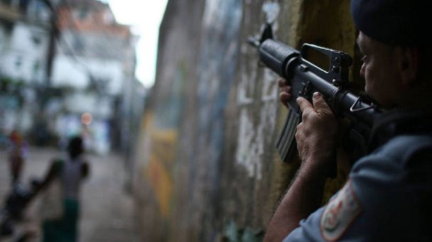 Em comparação com março de 2016, o aumento foi de cerca de 96%, passando de sessenta e uma para 120 vítimas. Já o número de policiais civis e militares mortos em serviço sofreu redução. Foi uma vítima em março deste ano contra quatro no mesmo mês do ano passado. Os dados são do Instituto de Segurança Pública do Rio, com base nos registros de ocorrência feitos em delegacias de Polícia Civil do estado durante o mês de março