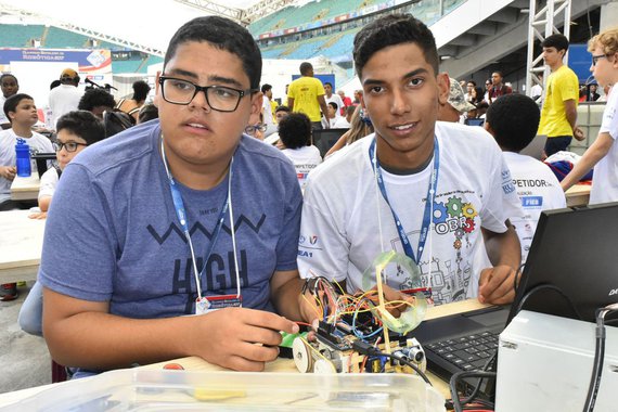 Acampados na Campus Party, que acontece até domingo (13), na Arena Fonte Nova, em Salvador, os estudantes da rede estadual apresentam projetos nas diferentes áreas temáticas do evento, visitando, trocando experiências e também ocupam espaços importantes como a etapa baiana do Campeonato Brasileiro de Robótica; os representantes da rede são dos Centros Juvenis de Ciência e Cultura (CJCC) de Itabuna (sul do estado) e Vitória da Conquista (sudoeste) e do Centro de Educação Profissional de Feira de Santana (centro norte; as equipes levaram protótipos de robôs, que foram criados usando muita criatividade, engenharia, inovação e até materiais recicláveis