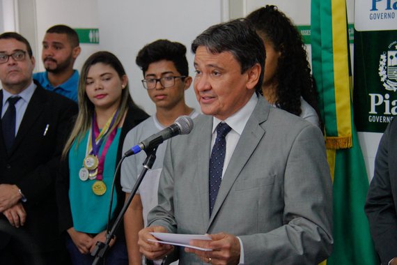 A PiauíTec, Feira Estadual de Ciência e Tecnologia, será integrada, em sua edição 2017, ao Prêmio Jovem Cientista do Piauí; o edital para a premiação foi lançado pelo Governo do Piauí, no Palácio de Karnak, resultado de parceria entre a Secretaria de Desenvolvimento Tecnológico  (Sedet) e a Fundação de Amparo à Pesquisa do Piauí (Piauí); o projeto, que irá englobar oito áreas do conhecimento,  incita o intercâmbio de trabalhos científicos dos estudantes das escolas da Educação Básica, à partir do 6º ano, Ensino Fundamental, Ensino Médio e Educação Profissional e Tecnológica do Piauí, das redes pública e privada