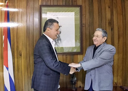 A Bahia vai ampliar as relações comerciais com Cuba e estabelecer novas parcerias nas áreas acadêmica e de saúde pública; os primeiros passos para aproximação entre o Governo do Estado e o país da América Central foram dados em viagem oficial do governador Rui Costa, concluída nesta quarta-feira (1º); "Em nossa viagem a Cuba, estamos aproveitando a ótima experiência do país em saúde para conhecer melhor os métodos de ensino nesta área. O foco é a cooperação entre a Bahia e o país cubano para ampliar o ensino de saúde em parceria com as universidades estaduais. O que nós desejamos é ampliar o ensino em nível de residências médicas", diz Rui
