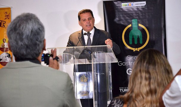 Governador Marconi Perillo comentou, nesta quarta-feira, sobre as delações da Operação Lava Jato em que foi citado; em vídeo postado no Facebook, ele reforçou que se colocará à disposição para esclarecer todos os questionamentos; "Não restará nenhuma dúvida. Não temos absolutamente nada a temer", disse; "Nós investimos, de 2011 para cá, mais de R$ 6 bilhões em obras, licitadas por vários órgãos do governo. A construtora Odebrecht não ganhou uma licitação e não participa de nenhuma obra. Falam do Entorno de Brasília, mas tudo que foi feito no Entorno do DF foi feito pela Saneago, com recursos da Saneago"