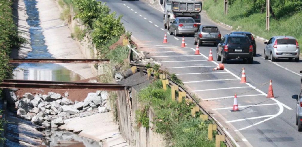Os motoristas que trafegam pela Marginal Botafogo, em Goiânia, continuam enfrentando os transtornos causados pela interdição de parte de uma das pistas da via; o trecho, no sentido Setor Pedro Ludovico/Centro, foi interditado no início de maio devido ao risco de desabamento da pista; fotógrafo do Jornal Opção, Fernando Leite, flagrou nesta semana os motoristas tendo que se espremer e se arriscar para conseguir passar pelo trecho interditado; obras serão iniciadas só na segunda quinzena de junho