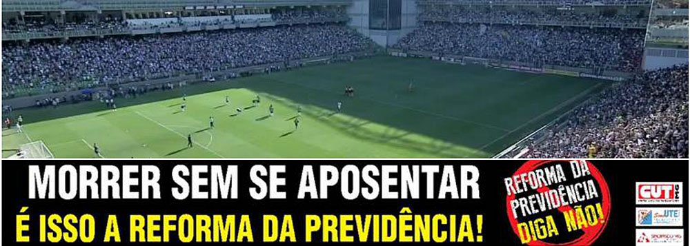 A detentora dos direitos de transmissão do Campeonato Mineiro, a Globo negou autorização para publicizar as críticas à reforma da previdência na final do Campeonato Mineiro, no domingo, entre Atlético e Cruzeiro; no Facebook, a presidente da Central Única dos Trabalhadores de Minas (CUT-MG), Beatriz Cerqueira, disse que o acordo entre entidade e o Galo, mandante da partida, já estava selado, mas a emissora negou autorização de última hora; o texto que seria exibido na peça publicitária dizia: "Morrer sem se aposentar: é isso a reforma da previdência. Diga não!"