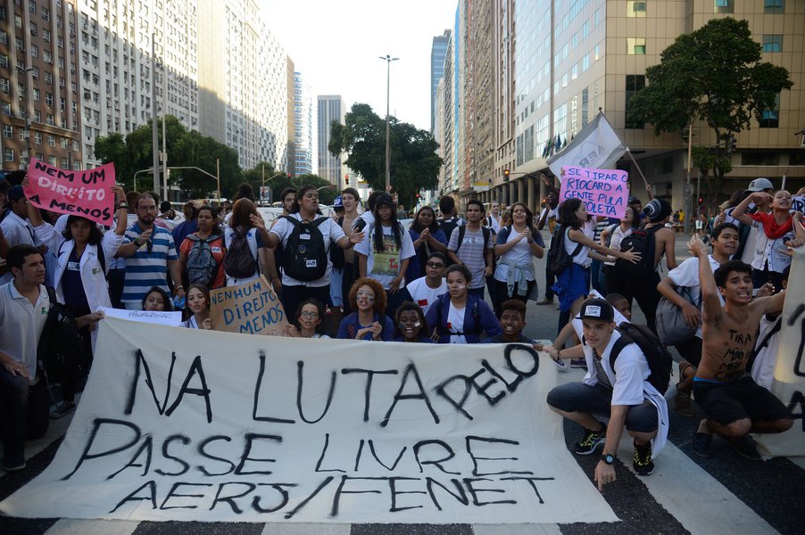 Estudantes dos ensinos médio e técnico protestaram nesta segunda-feira contra o corte de passe livre nos ônibus para alunos das redes municipal e federal do Rio de Janeiro, medida que afeta 26 mil estudantes que dependem de transportes intermunicipais para estudar; "Nosso ato é contra a suspensão do Riocard para os estudantes das redes municipal e federal. Uma liminar não garante nada. A conta com gastos em transporte, principalmente para aqueles que moram longe, vai além de R$ 700 por mês. A juventude pobre não vai poder ter acesso a um ensino público de qualidade", disse a diretora da Federação Nacional dos Estudantes de Ensino Técnico, Caroline Januário