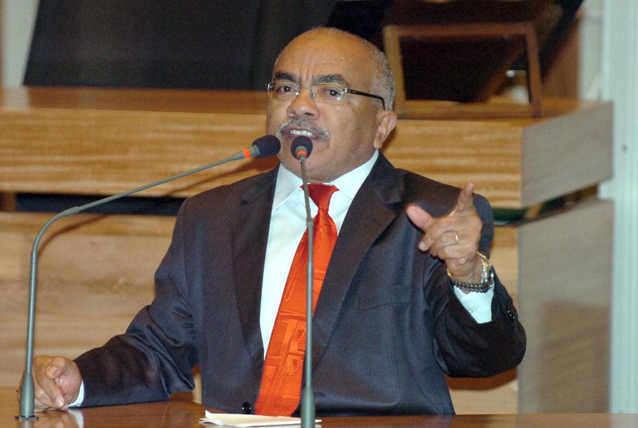 O deputado distrital Chico Vigilante (PT) bateu duro em Michel Temer, após a delação dos donos da JBS, os empresários Joesley Batista e seu irmão Wesley, apontar que o peemedebista deu aval para comprar o silêncio do ex-deputado Eduardo Cunha (PMDB-PR); "Agora, não falta mais nada para que Temer e seus comparsas deixem o Planalto pelas portas dos fundos. Temer está nu. Sua face de corrupto está à mostra. A Nação dá um ultimato a Temer: renuncie ainda hoje (18), caso tenha um mínimo de dignidade e de vergonha na cara", disse