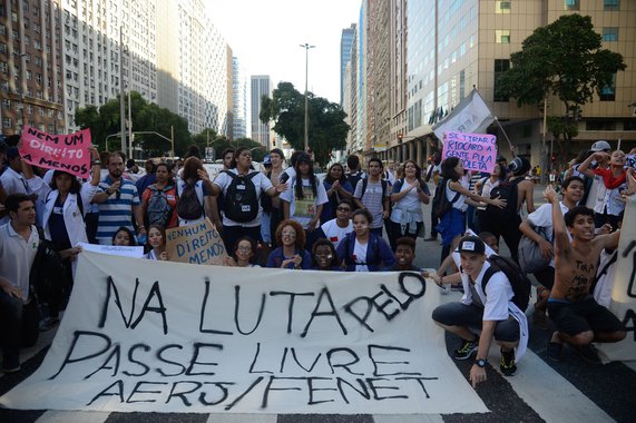 Estudantes dos ensinos médio e técnico protestaram nesta segunda-feira contra o corte de passe livre nos ônibus para alunos das redes municipal e federal do Rio de Janeiro, medida que afeta 26 mil estudantes que dependem de transportes intermunicipais para estudar; "Nosso ato é contra a suspensão do Riocard para os estudantes das redes municipal e federal. Uma liminar não garante nada. A conta com gastos em transporte, principalmente para aqueles que moram longe, vai além de R$ 700 por mês. A juventude pobre não vai poder ter acesso a um ensino público de qualidade", disse a diretora da Federação Nacional dos Estudantes de Ensino Técnico, Caroline Januário