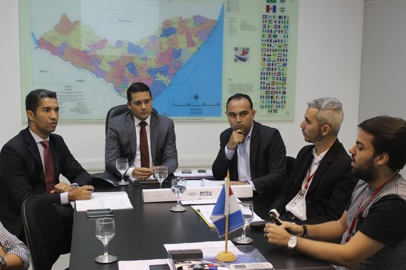 O secretário de Saúde do Estado de Alagoas, Christian Teixeira, instalou no Hospital Geral do Estado (HGE) um gabinete para acompanhar e fazer uma avaliação completa da situação da unidade; medida busca agilizar o atendimento às demandas relacionadas ao hospital e traçar estratégias para enfrentar as dificuldades, como falta de macas, ausência de leitos e equipamentos com defeitos