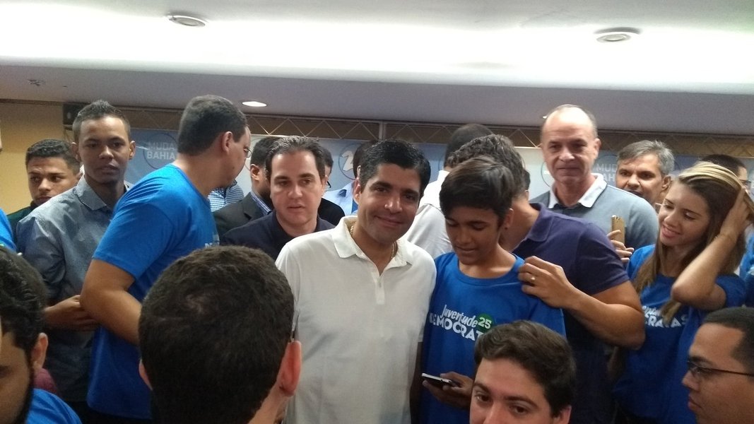 Durante a abertura do Encontro Estadual da Juventude Democratas, em Salvador, o prefeito ACM Neto não descartou a possibilidade de disputar o governo baiano em 2018; “Se o povo da Bahia quiser, vamos estar na luta no ano que vem”, disse ele para mais de 400 jovens; o prefeito também criticou a gestão petista na Bahia, elogiou as obras que comanda e garantiu que “Salvador sairá da crise antes do Brasil"