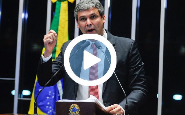 Senador Lindbergh Farias (PT-RJ) divulgou vídeo em que diz estar "entalado" com o anúncio feito pelo governo Michel Temer de que será pedido o regime de urgência no Senado para a votação da reforma trabalhista; "Só se for por cima do nosso cadáver, só se quiserem vir para porrada, porque isso é um desrespeito gigantesco com o Senado Federal. Na verdade, o projeto da reforma trabalhista tem que tramitar por todas as comissões", destacou; "Depois de uma greve geral vitoriosa que parou 40 milhões de brasileiros, a posição do governo é essa? É atropelar?", questionou