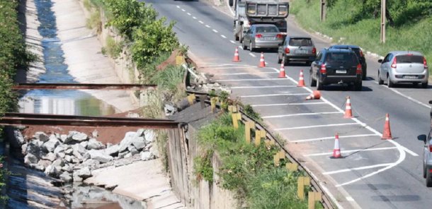 Os motoristas que trafegam pela Marginal Botafogo, em Goiânia, continuam enfrentando os transtornos causados pela interdição de parte de uma das pistas da via; o trecho, no sentido Setor Pedro Ludovico/Centro, foi interditado no início de maio devido ao risco de desabamento da pista; fotógrafo do Jornal Opção, Fernando Leite, flagrou nesta semana os motoristas tendo que se espremer e se arriscar para conseguir passar pelo trecho interditado; obras serão iniciadas só na segunda quinzena de junho