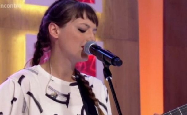 Não vou entrar no mérito da execução do samba apresentado no vídeo acima, mas gostaria de advertir a Malu e a outros que pensam como ela que o preconceito racial é sempre uma via de mão única e tentar voltar pelo caminho de ida é se arriscar a morrer na contramão