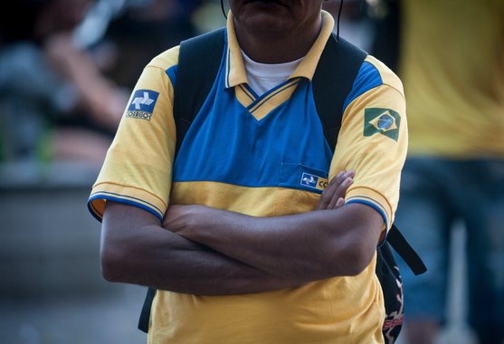 Com a presença de 246 funcionários, os trabalhadores dos Correios de Alagoas decidiram paralisar as atividades por tempo indeterminado; posição foi tomada pós a empresa não oferecer nenhuma proposta de aumento salarial, mesmo com a entrega do calendário de atividades do sindicato; além disso, a categoria também cobra melhores condições de trabalho