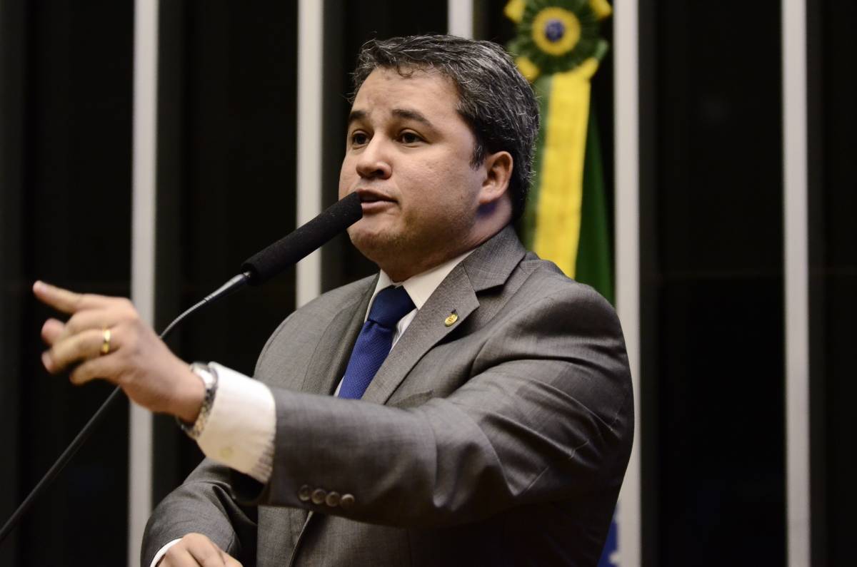 O líder do DEM na Câmara, deputado Efraim Filho (PB), criticou nesta quinta-feira o movimento do PMDB na busca por parlamentares dissidentes do PSB que estariam sendo atraídos para aumentar a bancada do Democratas; assim como o presidente da Câmara, Rodrigo Maia (DEM-RJ), Efraim considerou que o movimento dos peemedebistas "não configura uma posição de aliados"; "Não é a demonstração que um aliado espera receber. Essas disputas que deveriam ser entre governo e oposição serem trazidas pra dentro da base aliada só fragilizam a relação. Ao invés de agregar, o PMDB acaba agredindo os aliados", disse Efraim