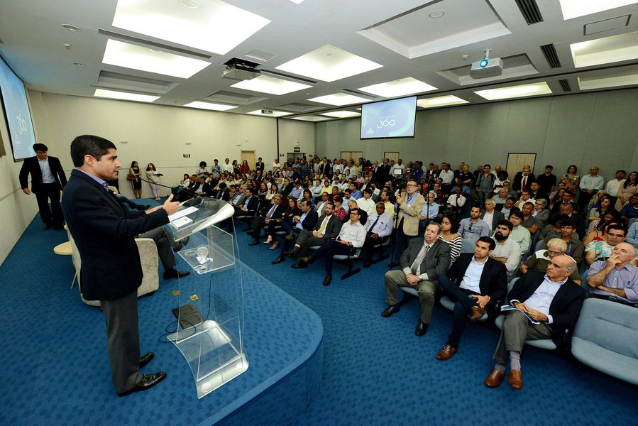 O prefeito ACM Neto (DEM) lançou nesta quarta-feira o 'Salvador Negócios', segundo eixo do programa 'Salvador 360', que reúne "um conjunto de ações voltadas para estimular investimentos, atrair e ampliar empresas e promover a geração de emprego", segundo o democrata; "Com o Salvador 360 Negócios, vamos iniciar um processo de atração de empresas e investimentos para a cidade. O objetivo é a geração de emprego, seja antecipando para o tempo presente o investimento que empresas fariam daqui a dois ou três anos, para oferecer emprego agora, seja atraindo novos vetores econômicos que ainda não estejam instalados em Salvador", disse o prefeito