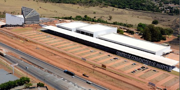 Operários trabalham nas obras de construção do Centro de Convenções de Anápolis que, com 32,8 mil metros quadrados de área construída, será o maior da região Centro-Oeste; Agetop já concluiu 80% da obra e cerca de 200 funcionários trabalham no local atualmente, onde executam obras como a colocação de vidros, pisos e revestimentos e de estrutura metálica para gesso