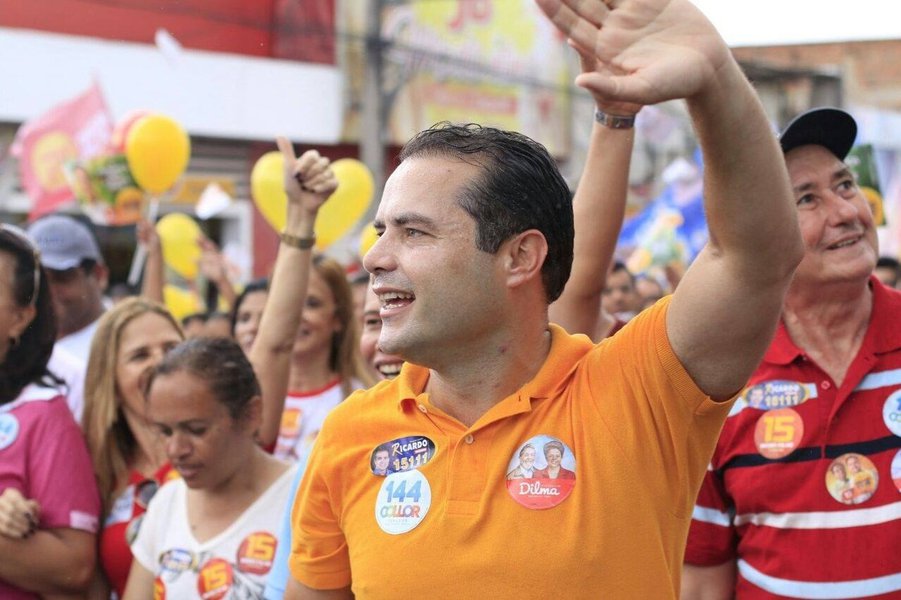 Pesquisa realizada pelo Instituto Falpe na disputa para o governo de Alagoas, em municípios do Litoral Norte, mostra o governador Renan Filho (PMDB) na liderança com 27% das intenções de votos; ele é seguido pelo prefeito de Maceió, Rui Palmeira (PSDB), que tem 19,5%; três mil pessoas foram ouvidas entre os dias 4 e 7 deste mês; a margem de erro é de 3 pontos para mais ou para menos e a margem de confiabilidade é de 95%; pesquisa também traz dados sobre a disputa para o Senado e Câmara Federal 