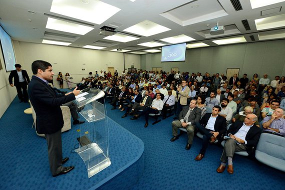 O prefeito ACM Neto (DEM) lançou nesta quarta-feira o 'Salvador Negócios', segundo eixo do programa 'Salvador 360', que reúne "um conjunto de ações voltadas para estimular investimentos, atrair e ampliar empresas e promover a geração de emprego", segundo o democrata; "Com o Salvador 360 Negócios, vamos iniciar um processo de atração de empresas e investimentos para a cidade. O objetivo é a geração de emprego, seja antecipando para o tempo presente o investimento que empresas fariam daqui a dois ou três anos, para oferecer emprego agora, seja atraindo novos vetores econômicos que ainda não estejam instalados em Salvador", disse o prefeito