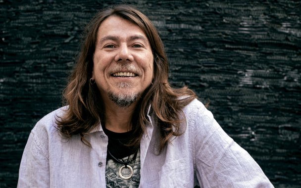 Com mais de 30 anos de carreira e 14 álbuns lançados, o cantor e compositor Lenine se define como um colecionador de palavras e revela que as raízes pernambucanas estão sempre presentes em seu trabalho; “Todas as minhas canções são crônicas. Todas as minhas canções são reportagens. A partir do meu olhar evidentemente. Então, isso tudo me dá a sensação de que eu estou, de alguma maneira, fazendo história, através do meu olhar. Eu fico achando que daqui a 100 anos alguém pegue um disco meu e consiga compreender um pouco como era o tempo onde eu vivia”, acrescenta